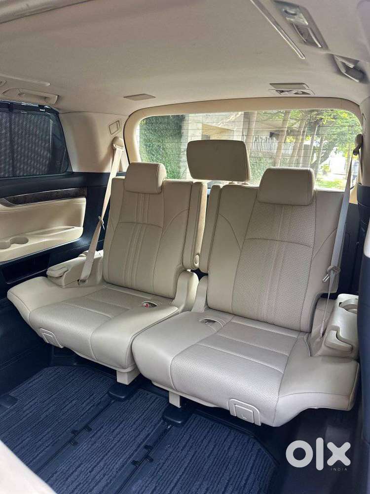 Toyota Vellfire 2.5 Executive Lounge, 2023, Petrol