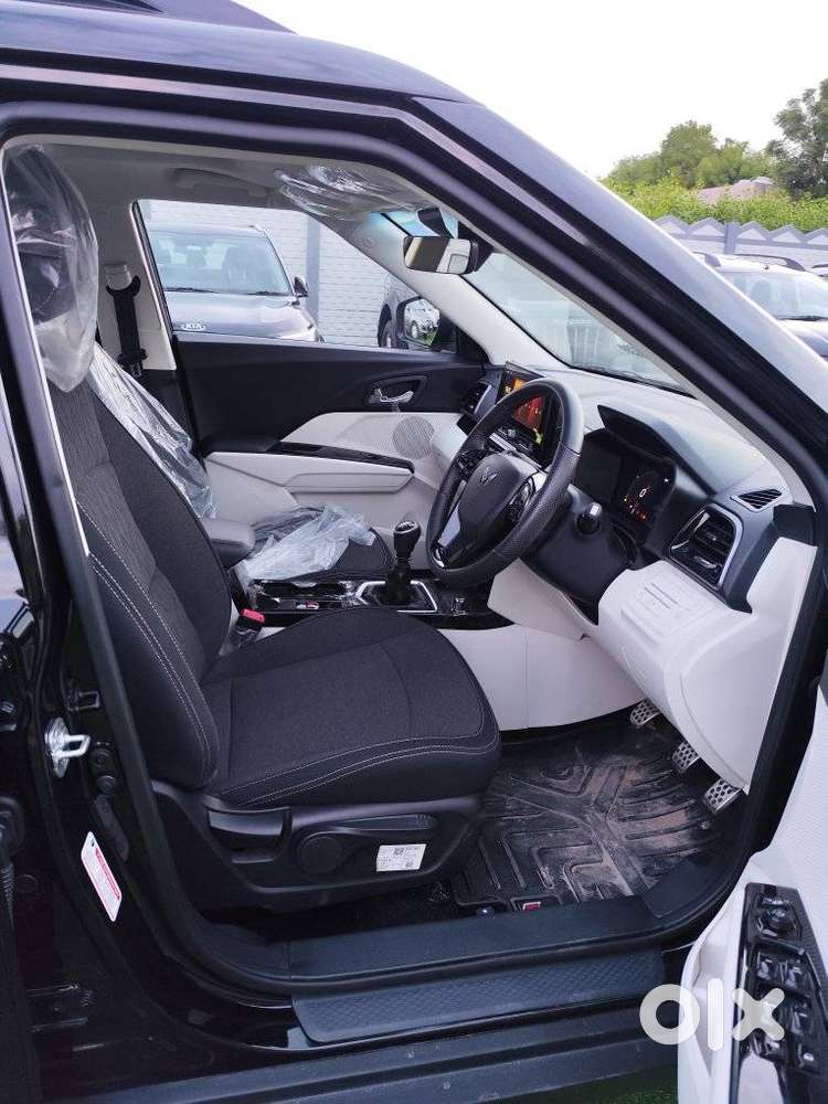 Mahindra Xuv 3xo Ax5l Pg Mt, 2025, Petrol