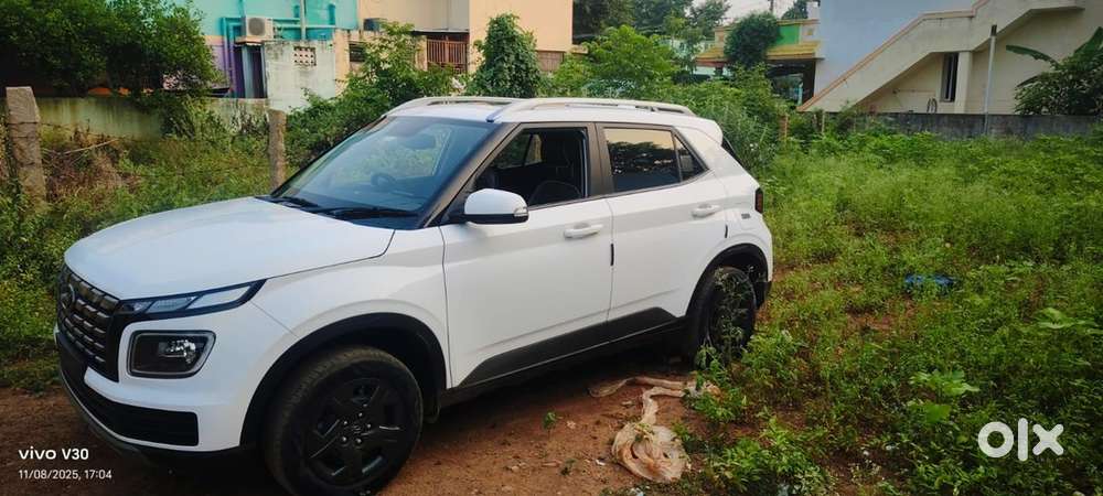 Hyundai Venue 2024 Petrol 28000 Km Driven