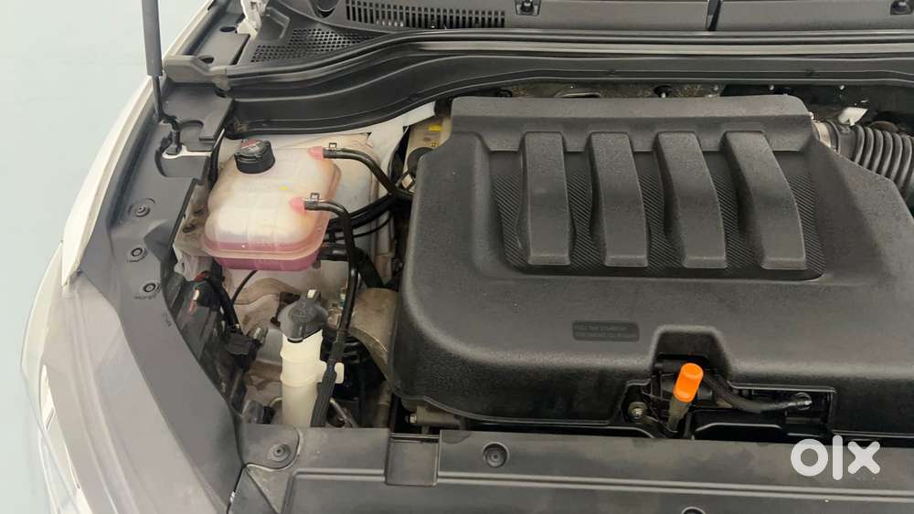 Mahindra Xuv700 2.0 Ax 5 Petrol Mt 7 Str, 2025, Petrol