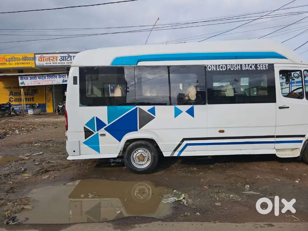Force Traveller 17+1 Seater Ac