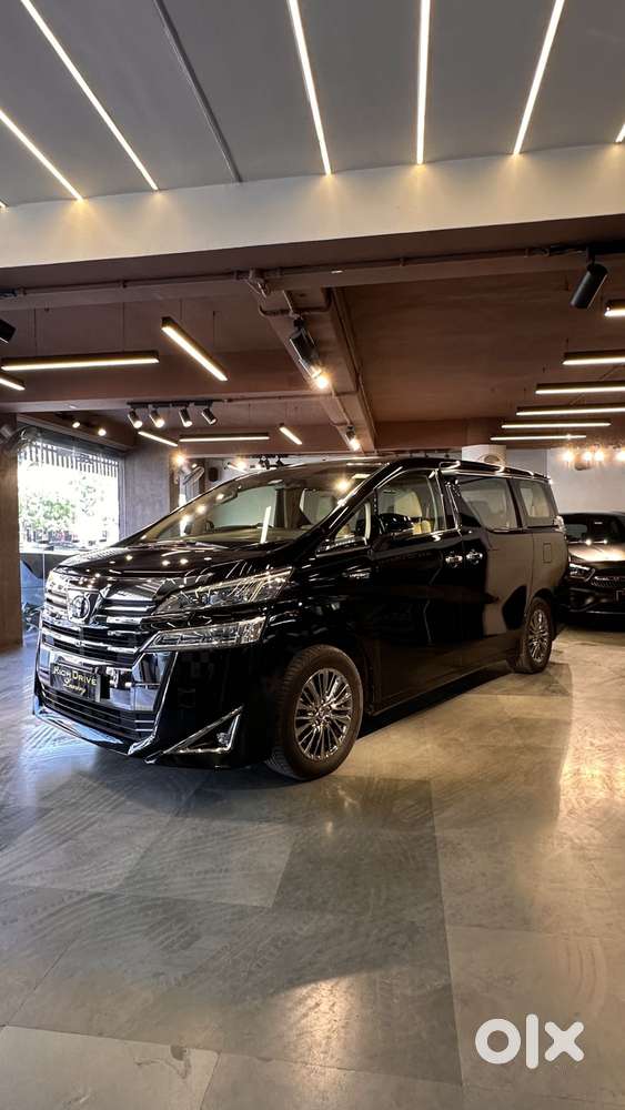 Toyota Vellfire 2.5 Executive Lounge, 2023, Petrol