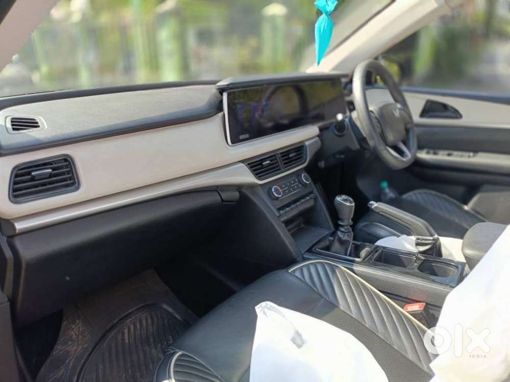 Mahindra Xuv700 2.0 Ax 5 Petrol Mt 7 Str, 2022, Petrol