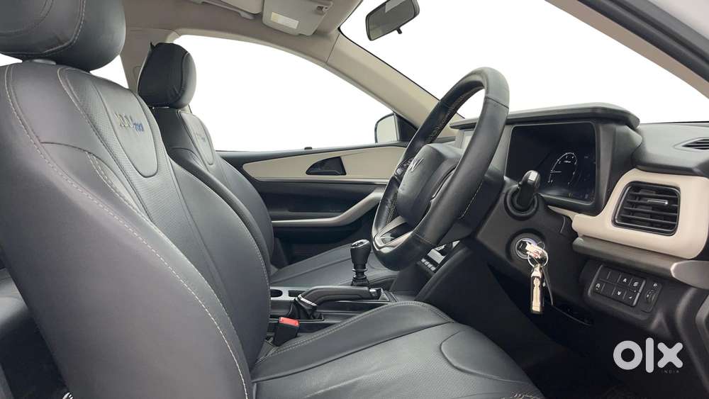 Mahindra Xuv700 2.0 Mx Petrol Mt 5 Str, 2022, Petrol