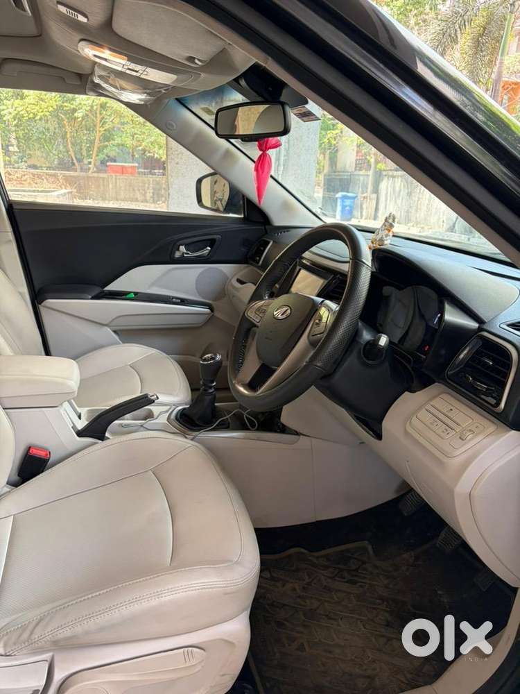 Xuv300 W8(o)  Diesel Manual - Sunroof  6- Airbags  Warrenty 2027