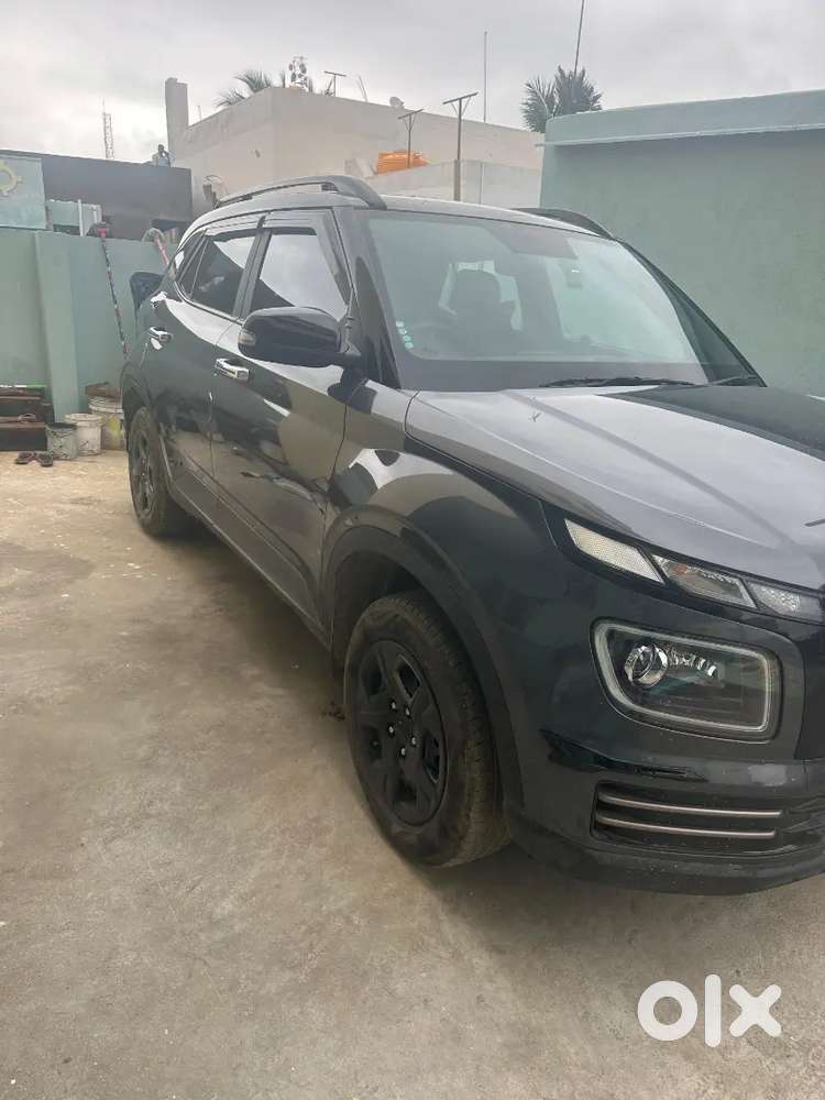 Hyundai Venue 2023 Petrol 27100 Km Driven