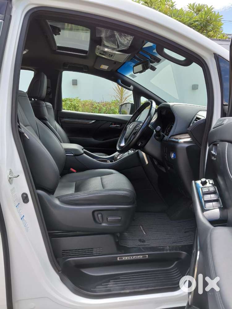 Toyota Vellfire 2.5 Executive Lounge, 2022, Petrol