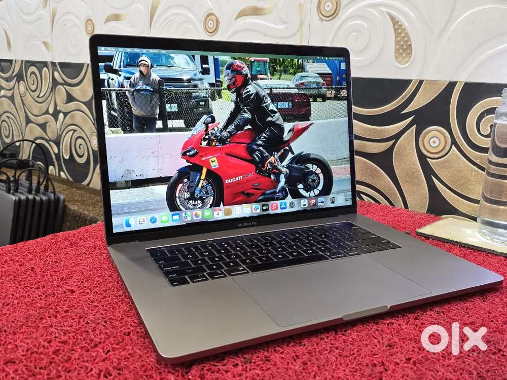 Apple Macbook Pro i9 16gb 512gb GRAPHICS 15inch Retina