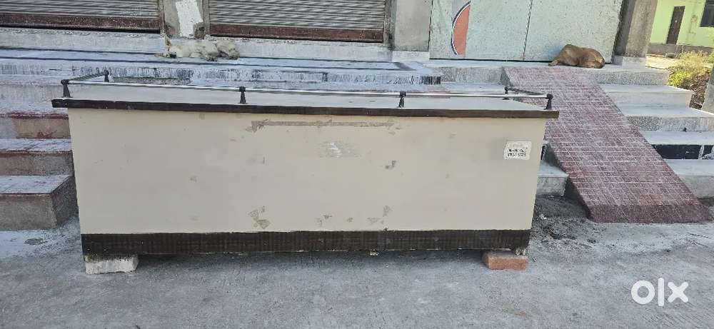 Counter 9 ft &times;2 ft &times; 2.5 ft new condition counter