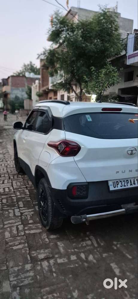 Gadi Top Model जैसी जैसी है Alloy Wheels छोडकर बाकी सब हैं