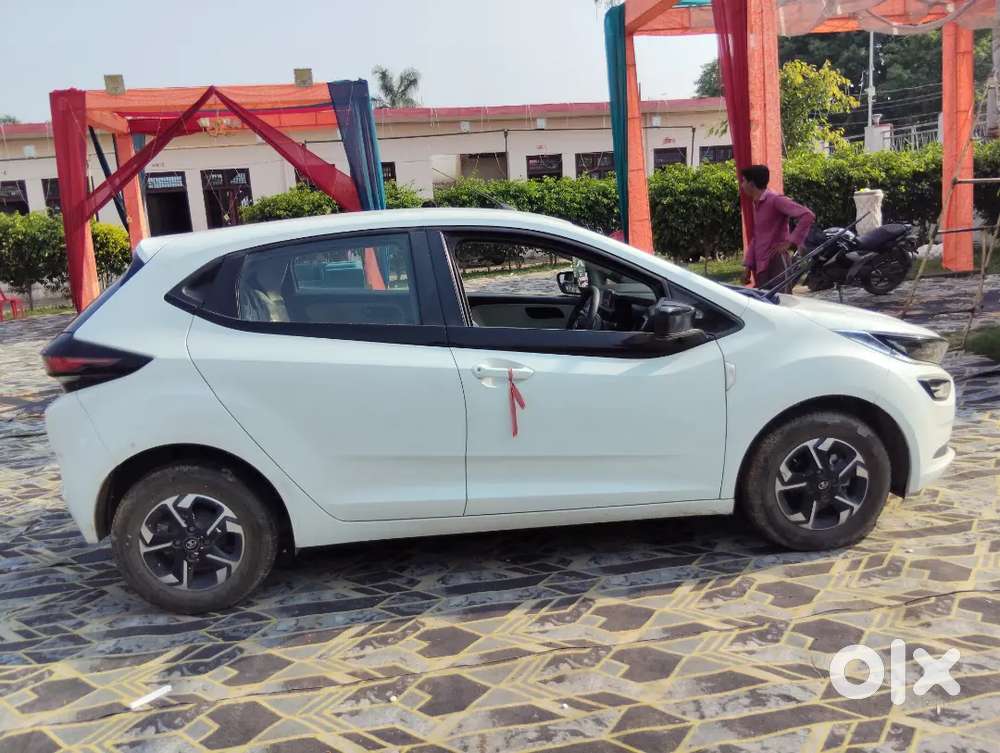 2022 Tata Altroz Xe Petrol With Alloy Wheel
