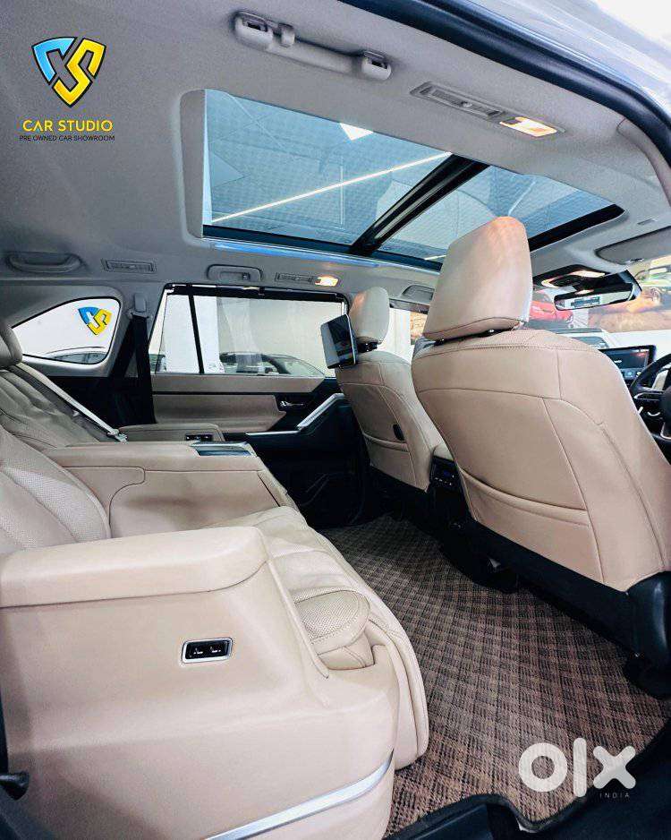 Toyota Innova Hycross 2.0 Zx (o) Hybrid 7 Str, 2024