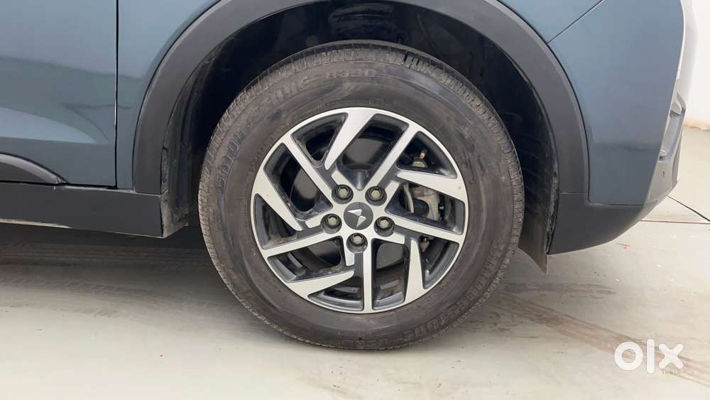 Mahindra Xuv300 1.2 W8 (o) Amt Petrol, 2024, Petrol