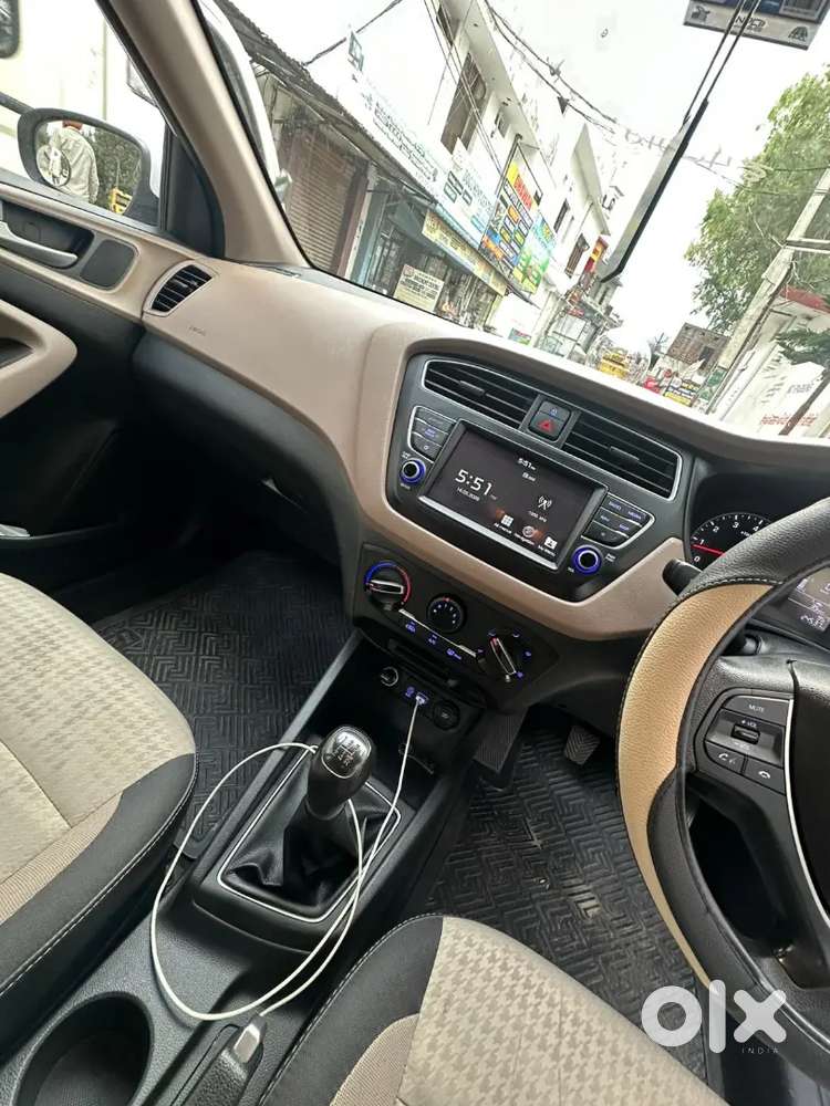 I20 Sportz White Exterior/ Brown Interior