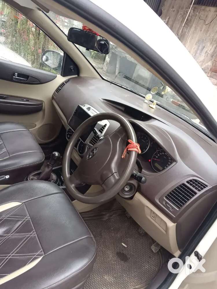 White Hyundai I20