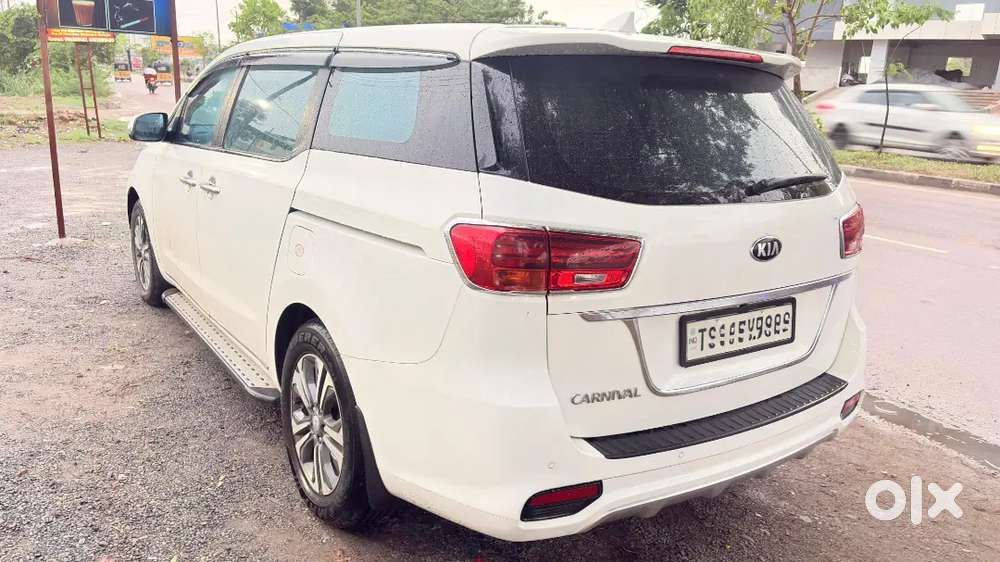 Showroom-condition Kia Carnival Premium (7-str)  Just 24,000 Km Run