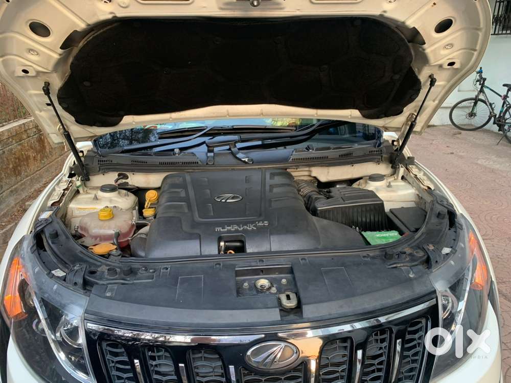 Pearl White Mahindra Xuv500 Diesel W10 2017 Oct Manufacturing
