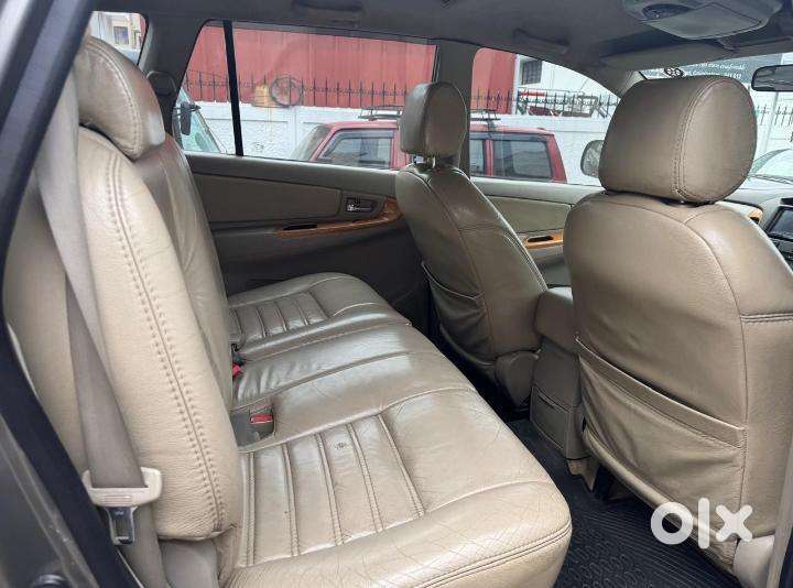 Toyota Innova 2.5 V Diesel 8-seater, 2011, Diesel