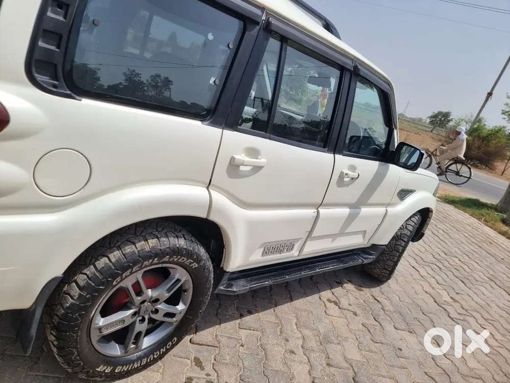 Mahindra Scorpio S11
