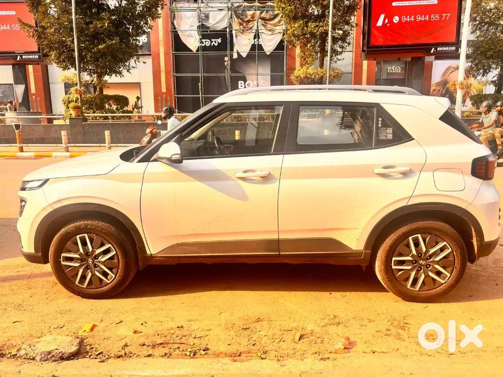 Hyundai New Venue 2024 Petrol Well Maintained