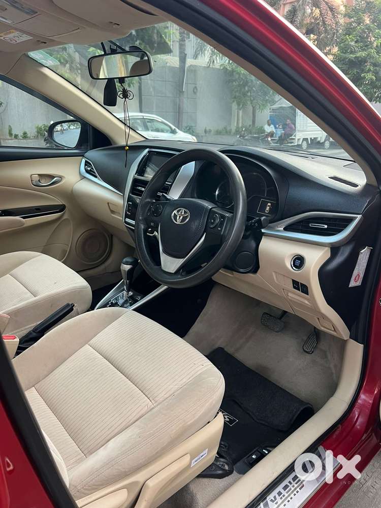 Toyota Yaris V Cvt, 2018, Petrol