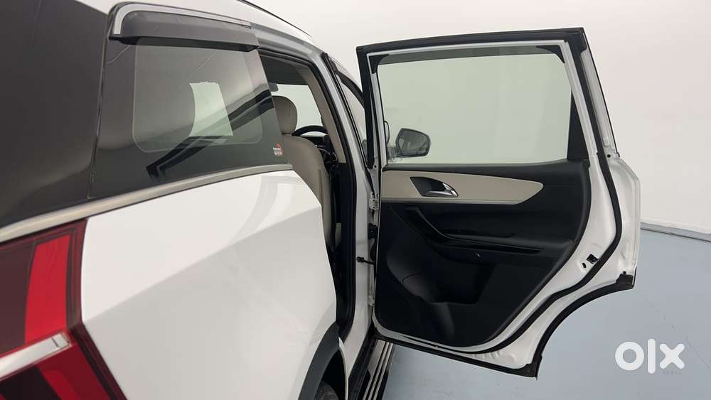 Mahindra Xuv700 2.0 Ax 7 Petrol Mt Str, 2022, Petrol