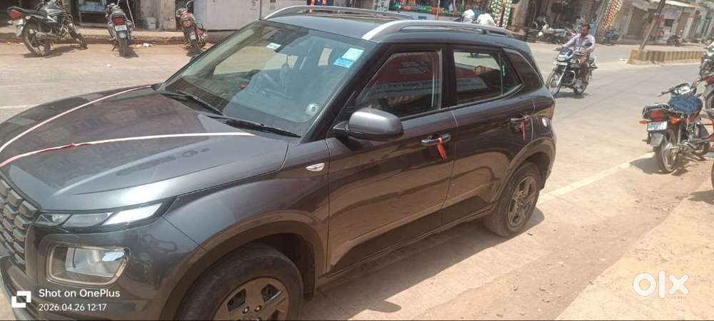 Hyundai Venue 2024 Petrol Well Maintained