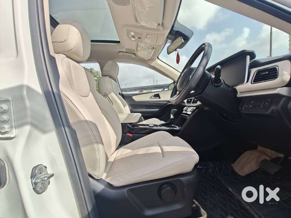 Mahindra Xuv700 2.0 Ax 7 Petrol At Str, 2025, Petrol