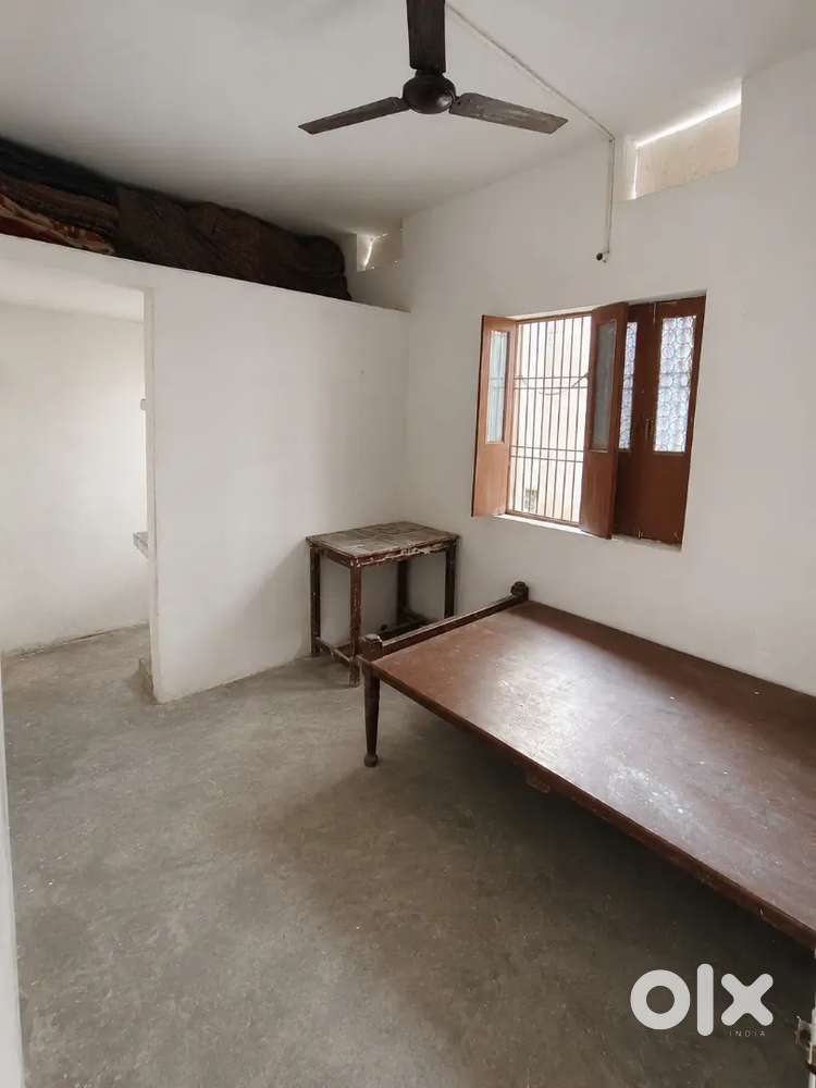 Room rent for ₹5000 to ₹7000 near BHU PW lanka common bath+toilet