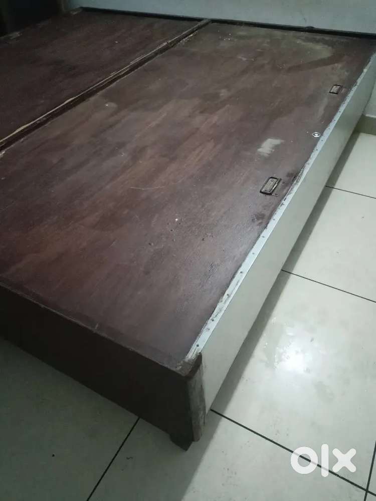 Havvy duble bed ,diwaan bed v bn jaata single