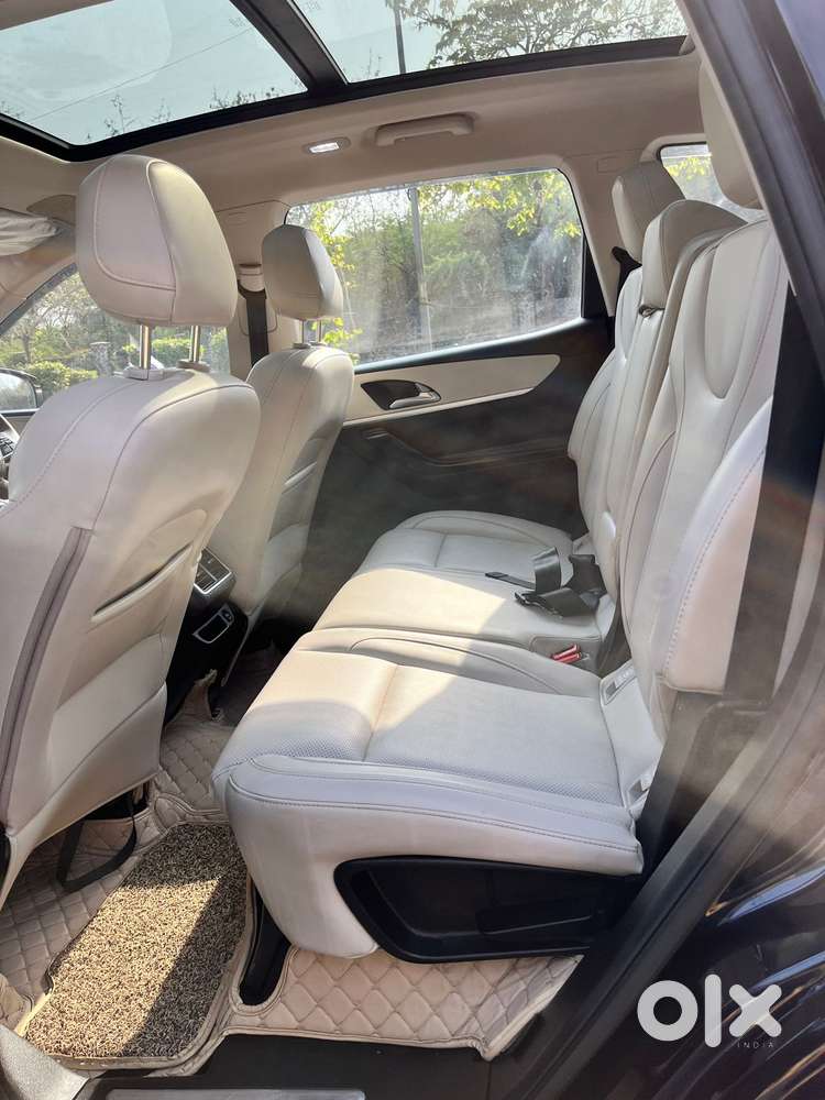 Mahindra Xuv700 Ax7l 6 Str At, 2023, Petrol