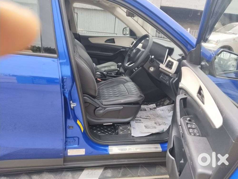 Mahindra Xuv700 2.0 Ax 5 Petrol Mt 7 Str, 2022, Petrol