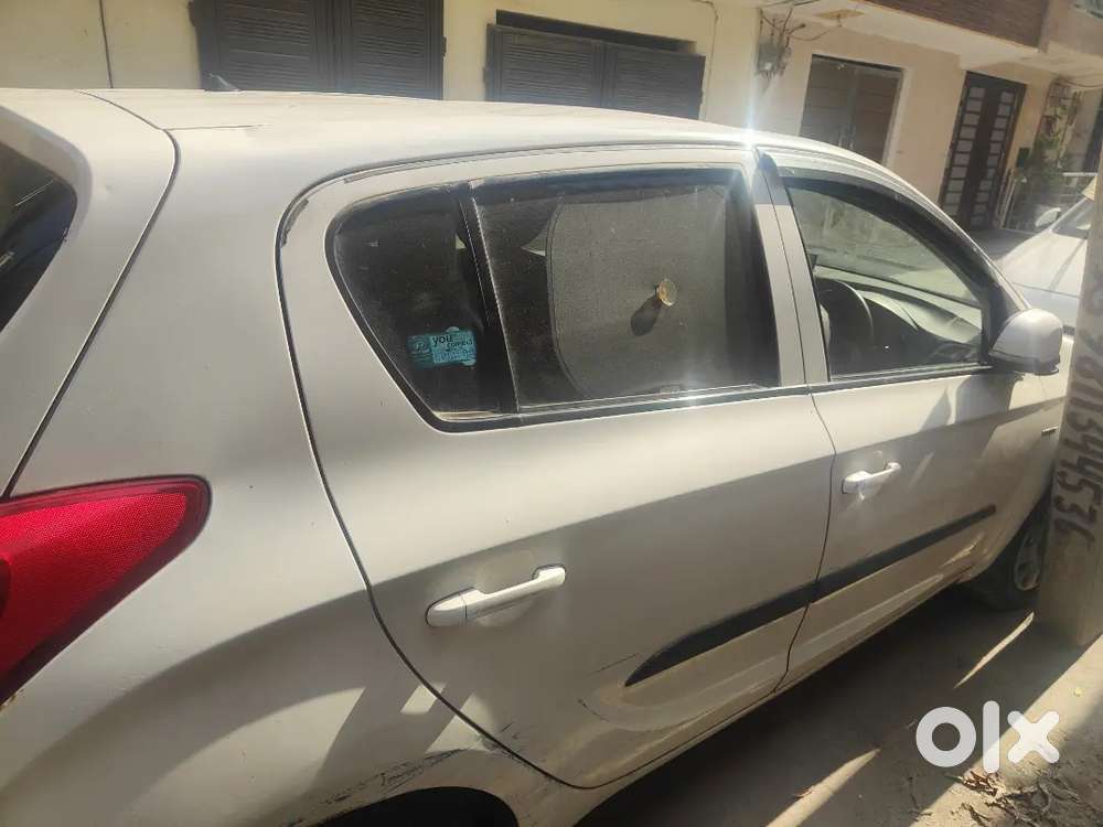 I20 Magna 2nd Owner White Colour 68000 Km Drive