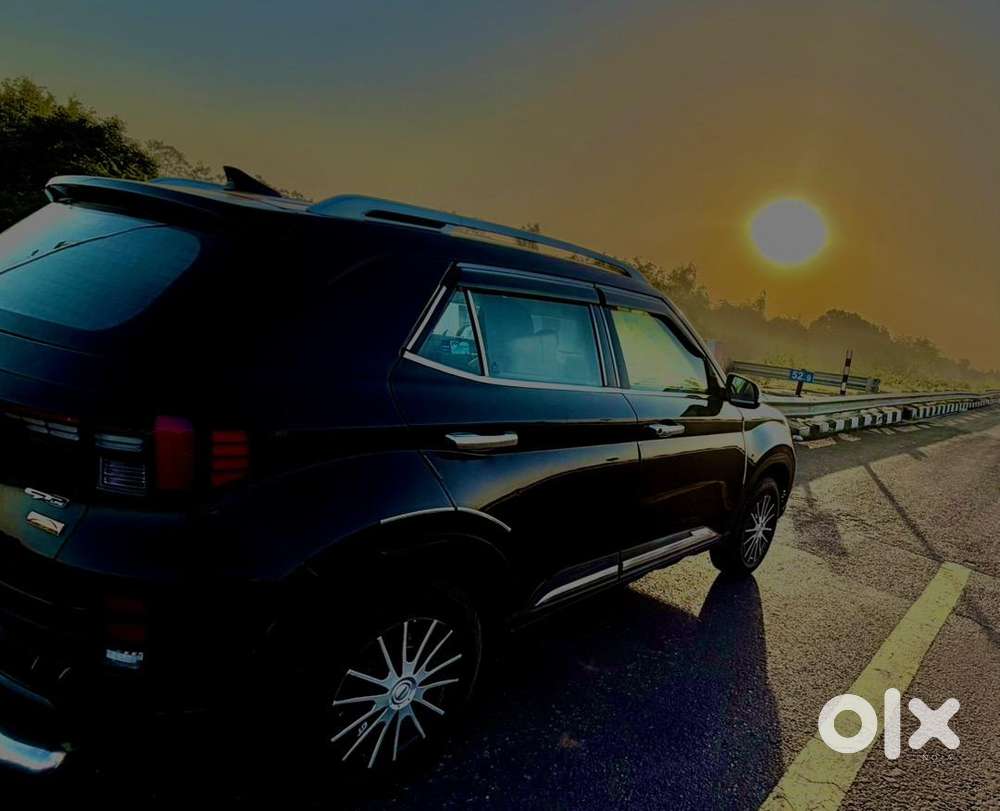 Hyundai Venue 2023 Petrol 14000 Km Driven