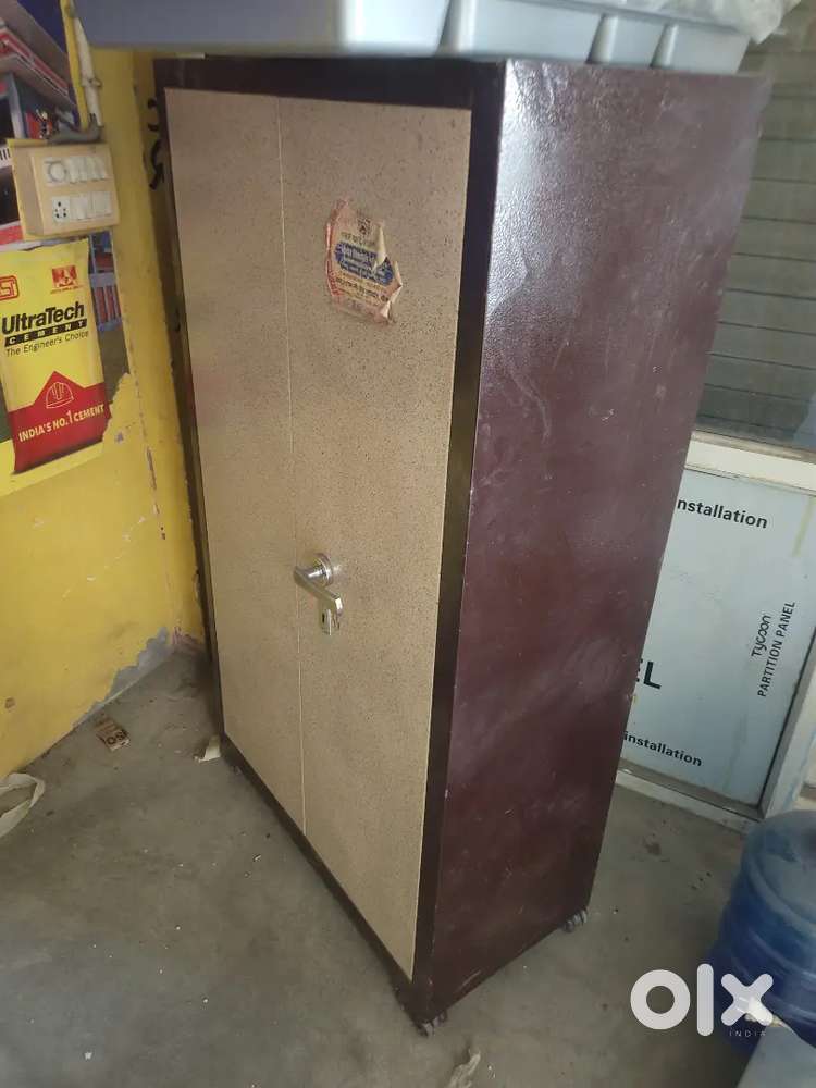 Almari 5ft,cabin 11/7ft,,nd table