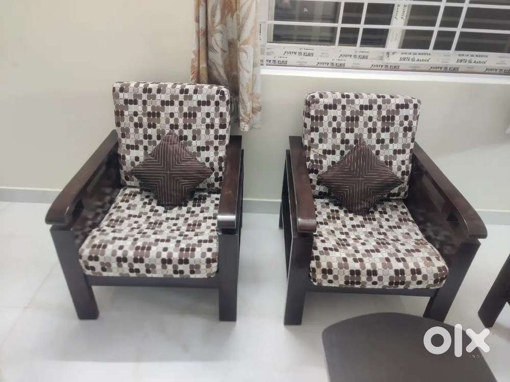 Complete Living Room Set: 5-Seater Wooden Sofa & Elegant Tea Table