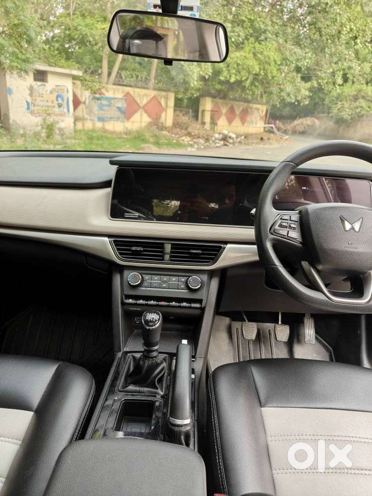 Mahindra Xuv700 2.0 Ax 5 Petrol Mt Str, 2023, Petrol