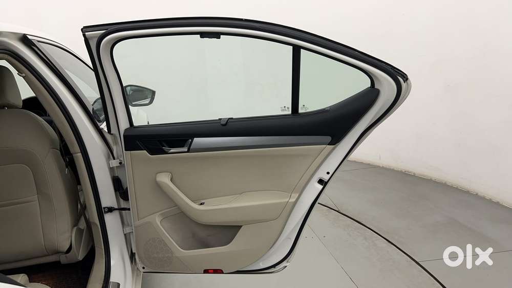 Skoda Superb [2014-2016] 1.8 Style Tsi At, 2017, Petrol