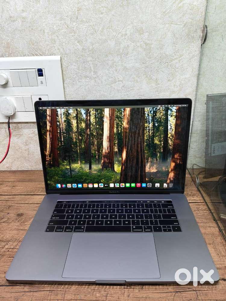 Apple A1990 MacBook Pro i7 16GB 256GB SSD Touch Bar