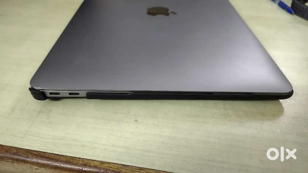 Macbook air 13 M1 with 256gb with box n apple care+