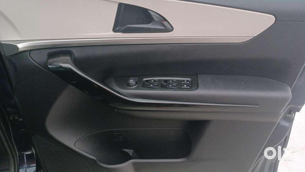 Mahindra Xuv700 2.2 Ax 5 Diesel At Str, 2022, Diesel