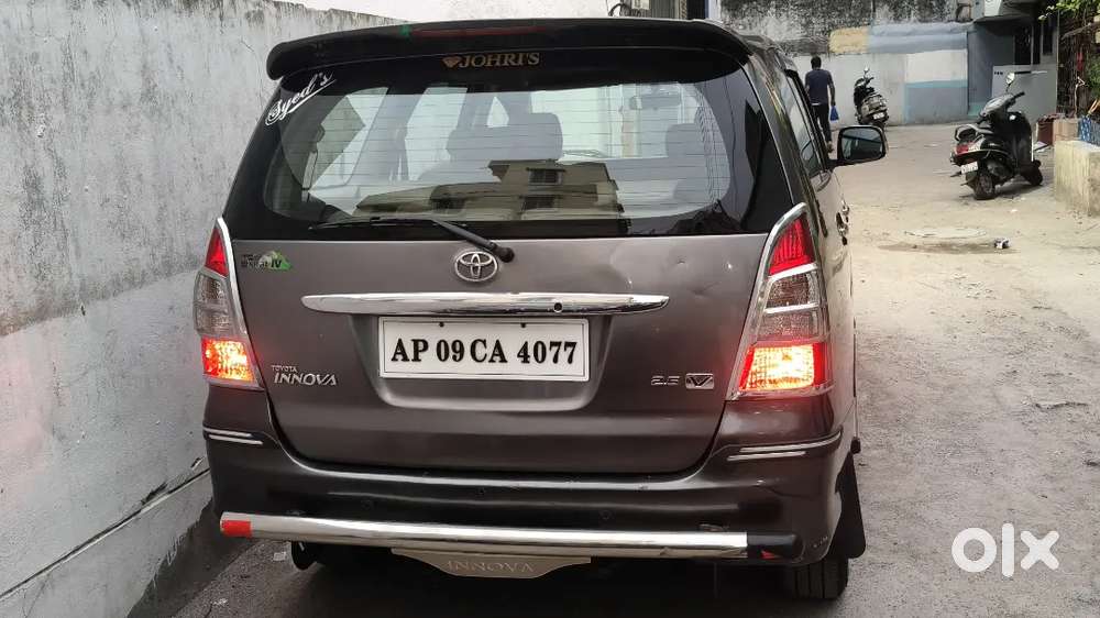 Toyota Innova 2010 2.5v 8 Seater