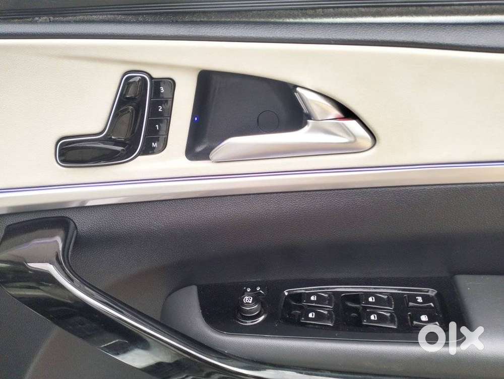 Mahindra Xuv700 2.0 Ax 7 Petrol At Luxury Pack Str, 2023, Petrol