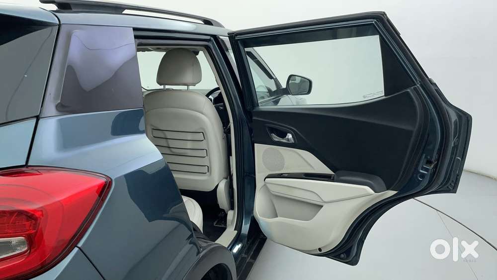 Mahindra Xuv300 W8 (o) 1.5 Diesel Amt, 2023, Diesel