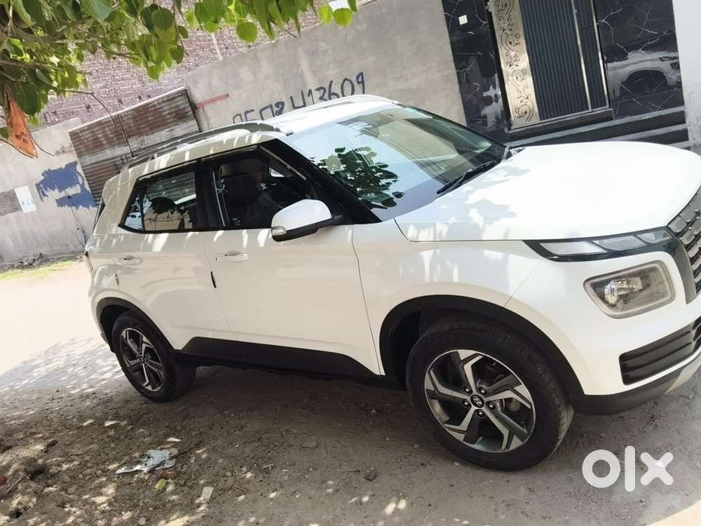 Hyundai Venue Petrol 23500 Km Driven
