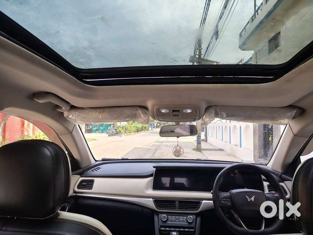 Mahindra Xuv700 2.0 Ax 5 Petrol Mt Str, 2022, Petrol