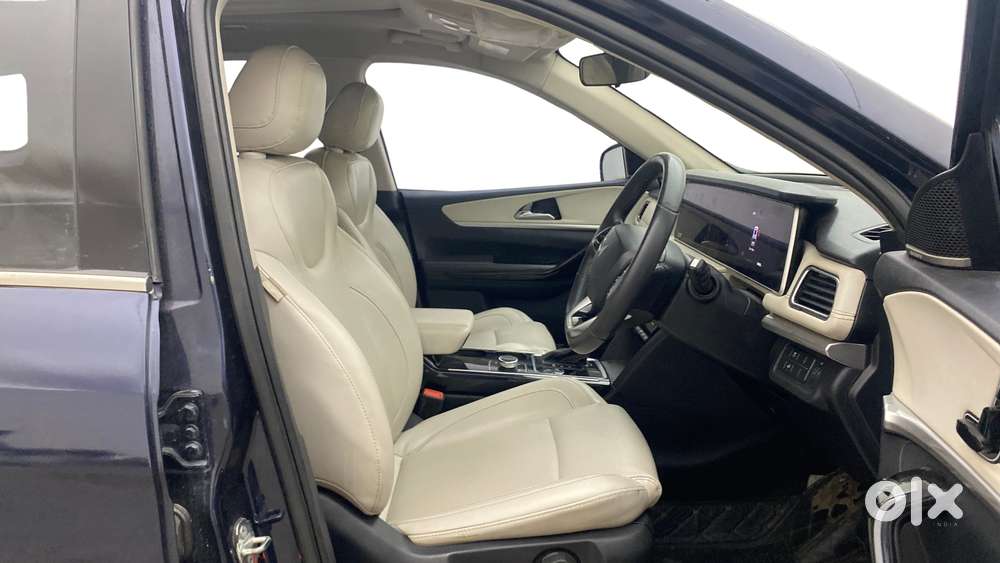 Mahindra Xuv700 2.0 Ax 7 Petrol Mt Str, 2021, Petrol