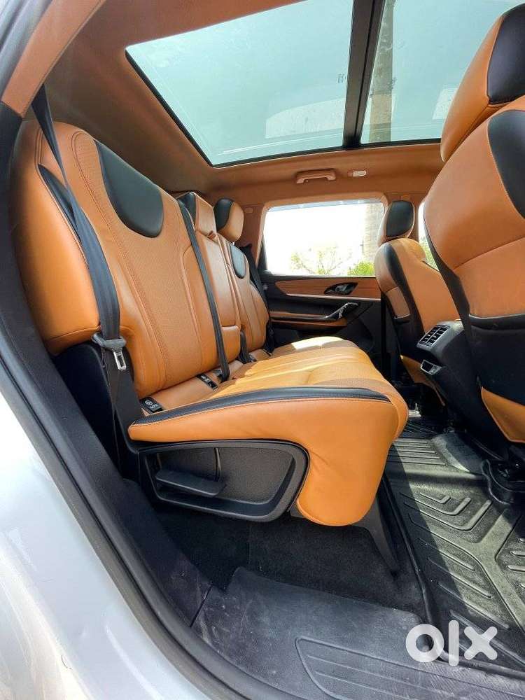 Mahindra Xuv700 2.0 Ax 5 Petrol Mt 7 Str, 2022, Petrol