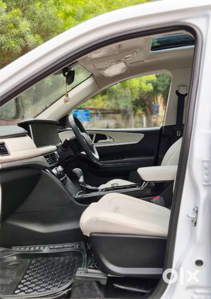Mahindra Xuv700 2.0 Ax 7 Petrol At Luxury Pack Str, 2025, Petrol
