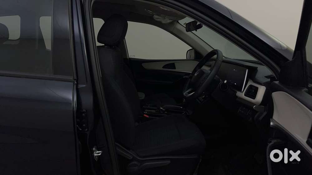 Mahindra Xuv700 2.2 Ax 5 Diesel At Str, 2024, Diesel